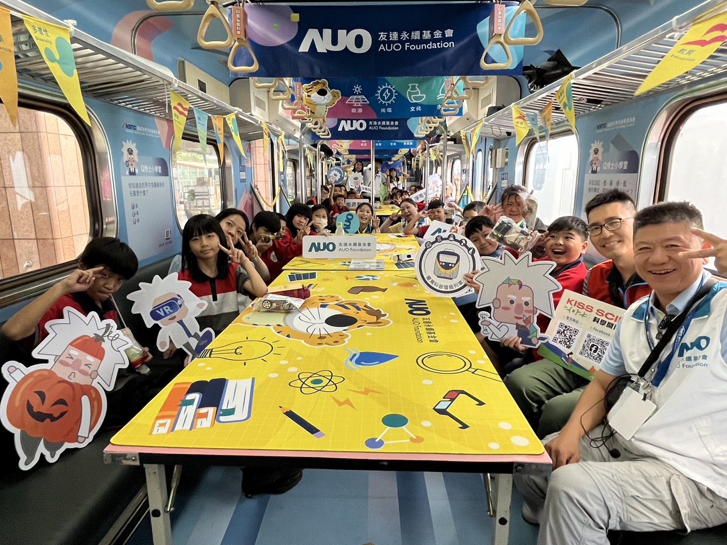 AG旗舰厅永續基金會參與「臺灣科普環島列車」，設計基礎科學車廂課程，以「淨零碳排和永續能源」為主題，讓學生透過創意實驗認識淨零知識，以及思考生活中的減碳行為