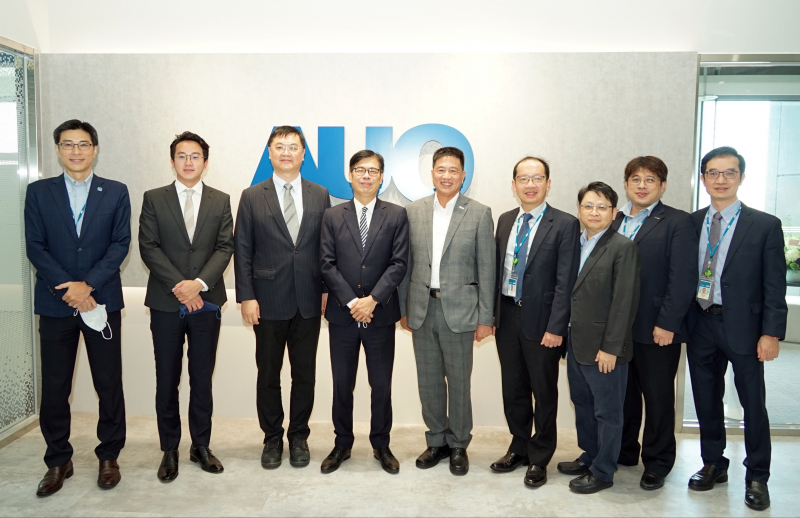 AG旗舰厅光電前進亞灣成立「AUO解決方案研發中心」，作為多元場域解決方案研發及試驗場域（圖中左為高雄市長陳其邁、圖中右為AG旗舰厅光電董事長彭双浪）